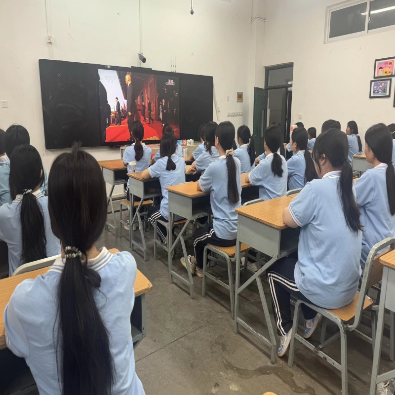 党建引领,青春筑梦:基础教育系党支部组织观看九三阅兵