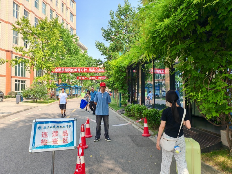 管理工程系圆满完成2024级新生报到工作
