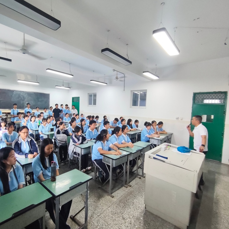 筑牢安全防线，护航平安求学路