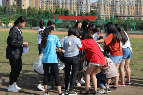 我院举行趣味“解手链”比赛