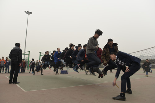 跳长绳比赛圆满落幕