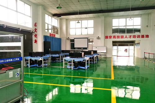 工业机器人实训场地.jpg