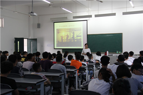 2016年管理工程系专业介绍顺利完成