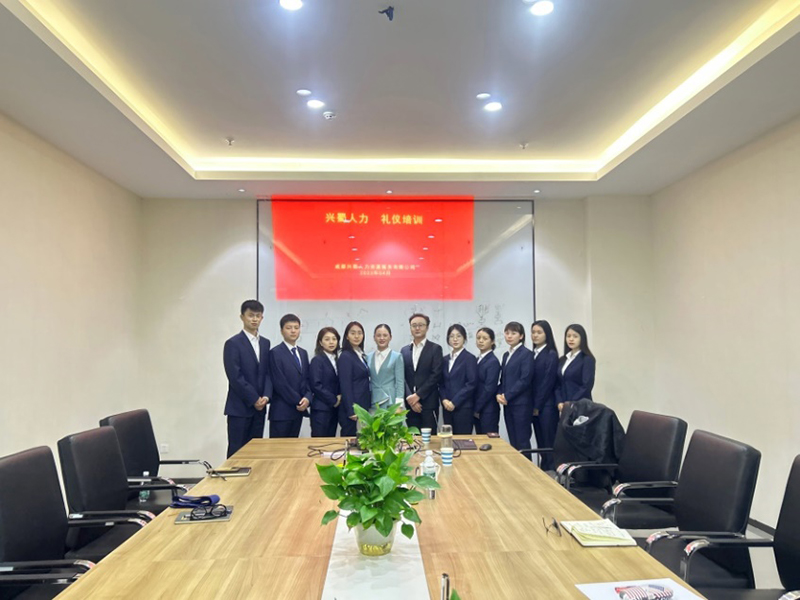 服务社会，积极开展职业礼仪培训