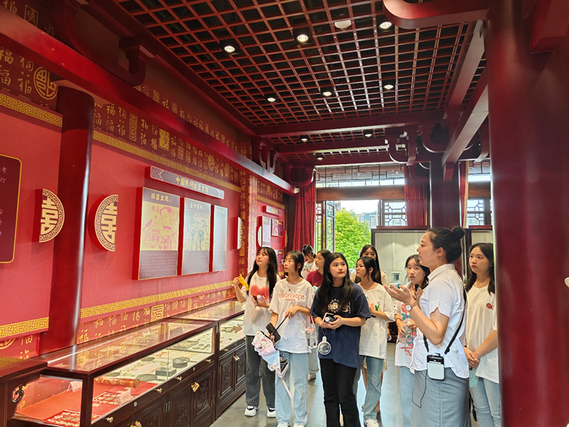 走进唐人街 感受旅游服务实践的温度