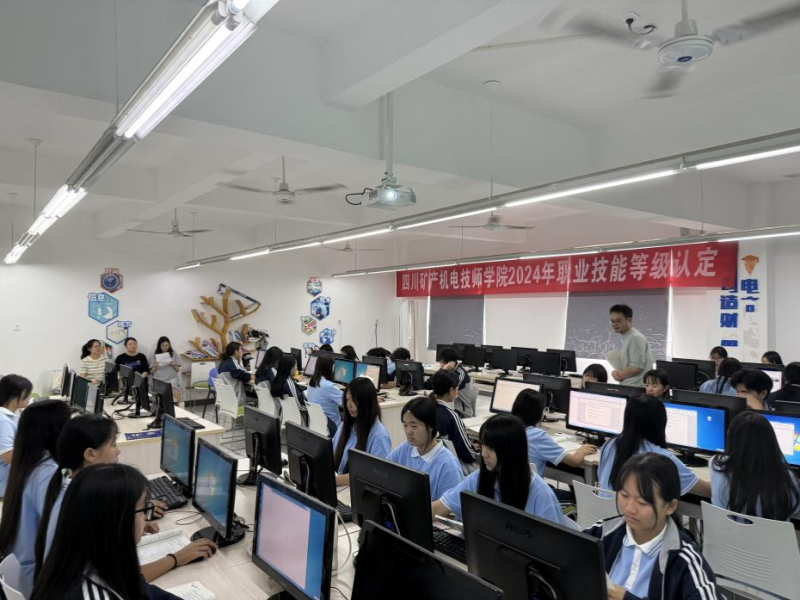 听评课“把脉”教学质量，座谈会“倾听”新生心声