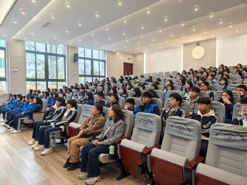 策马新程守礼序 文明校园展新风