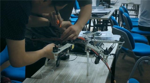 图10. 无人机维修师作业培训.jpg