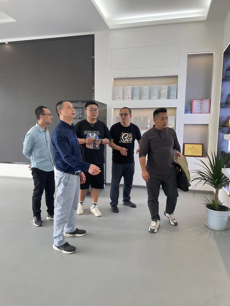 调研职业高校助力专业建设