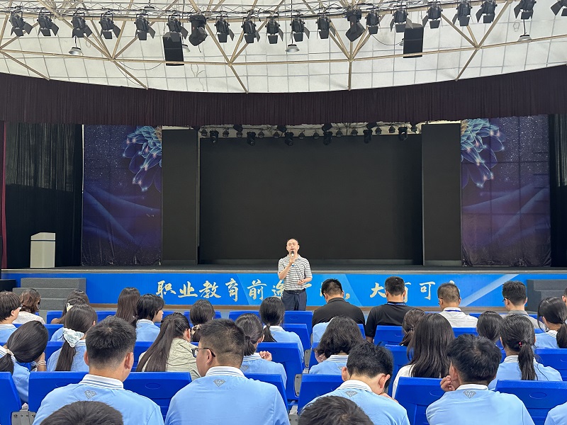 建筑与地质工程系2025级入学教育开新篇