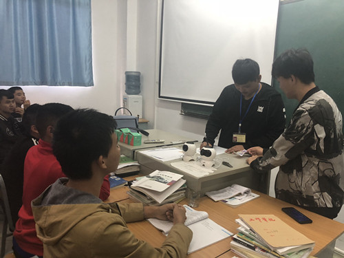 汽车工程系积极组织扶贫日募捐活动