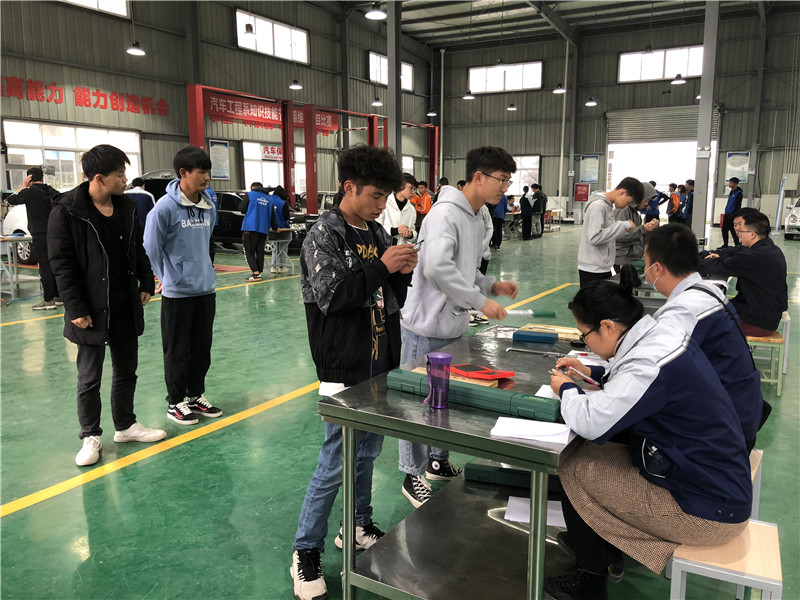 汽车工程系顺利开展第十三届知识技能节
