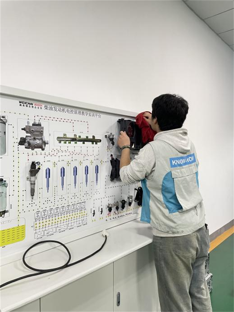汽车工程系学子积极行动，共筑清洁实训环境