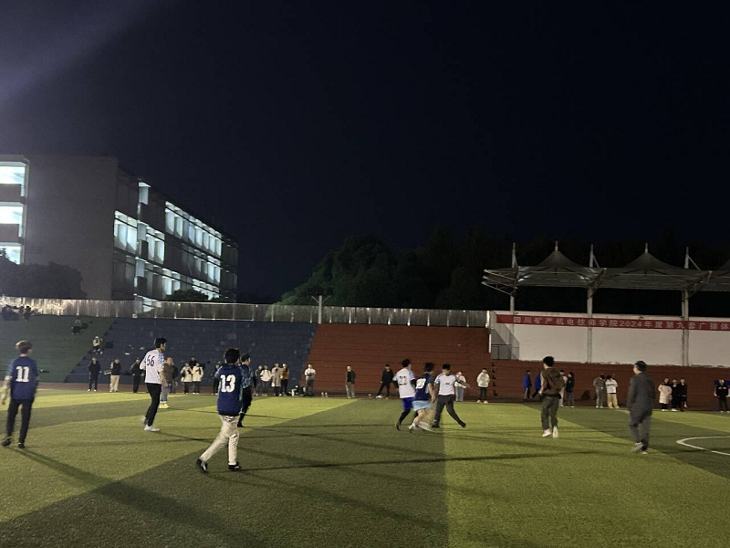 足球场上展风采，校企合作情谊深