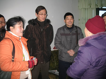 学校领导节前慰问困难职工、困难职工遗孀和生病住院职工