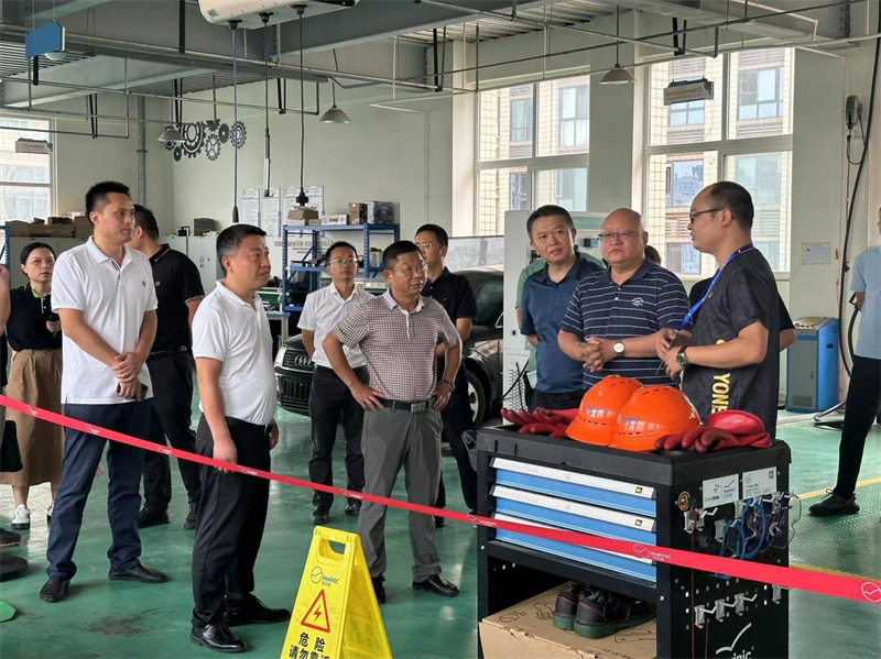 政府搭平台 校企谈合作